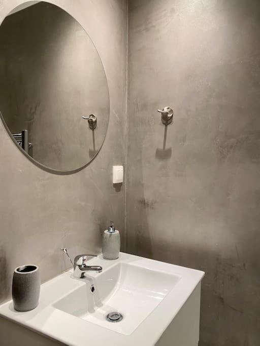 A Place 4U No10 - Garden-Level Getaway 2 Bedroom 2 Bathroom Apartment With Yard Atenas Exterior foto